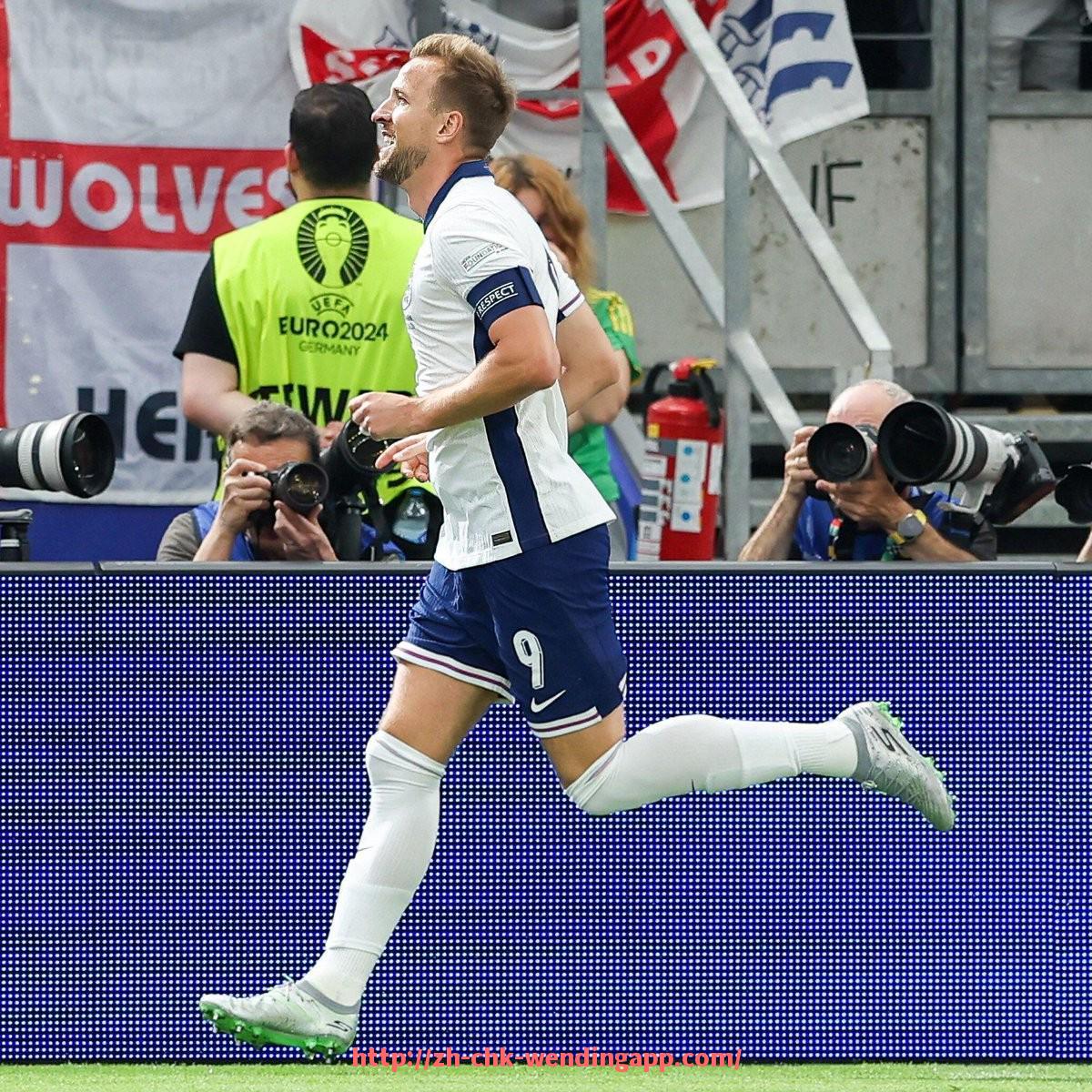 问鼎娱乐官网-德甲球队球衣图片:各支球队最新球衣设计与发布